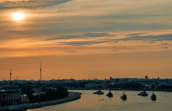 Первая репетиция прохождения по Неве кораблей ко Дню ВМФ в Cанкт-Петербурге