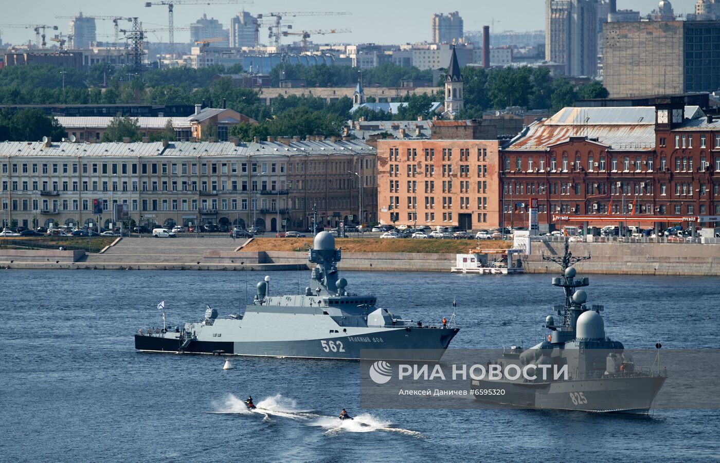 Первая репетиция прохождения по Неве кораблей ко Дню ВМФ в Cанкт-Петербурге