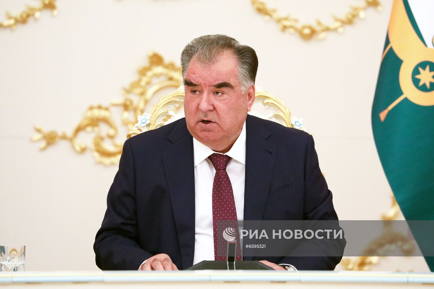 Президент Таджикистана Эмомали Рахмон во время встречи с министрами иностранных дел стран-членов ШОС в Душанбе. Изображение является раздаточным материалом, предоставлено третьей стороной. Только редакционное использование. Запрет на архивирование, коммерческое использование, рекламную кампанию. Место: Таджикистан, Душанбе. Заседание Совета министров иностранных дел государств - членов ШОС