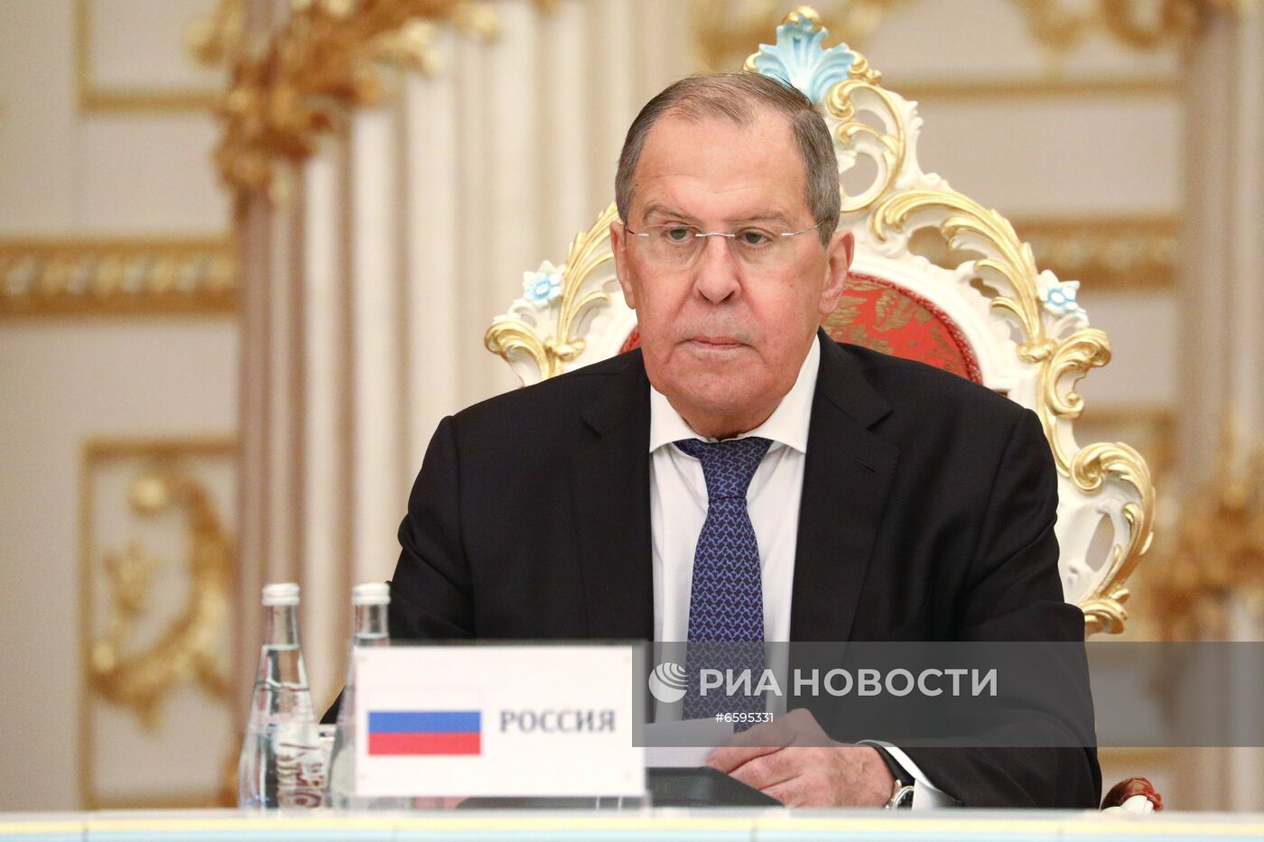Министр иностранных дел РФ Сергей Лавров во время встречи министров иностранных дел стран-членов ШОС с президентом Таджикистана Эмомали Рахмоном в Душанбе. Изображение является раздаточным материалом, предоставлено третьей стороной. Только редакционное использование. Запрет на архивирование, коммерческое использование, рекламную кампанию. Место: Таджикистан, Душанбе. Заседание Совета министров иностранных дел государств - членов ШОС