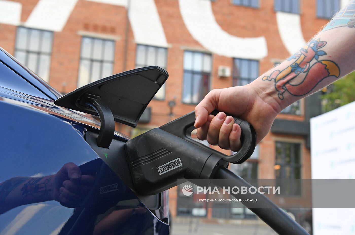 Презентация быстрой российской мобильной зарядки для электромобилей