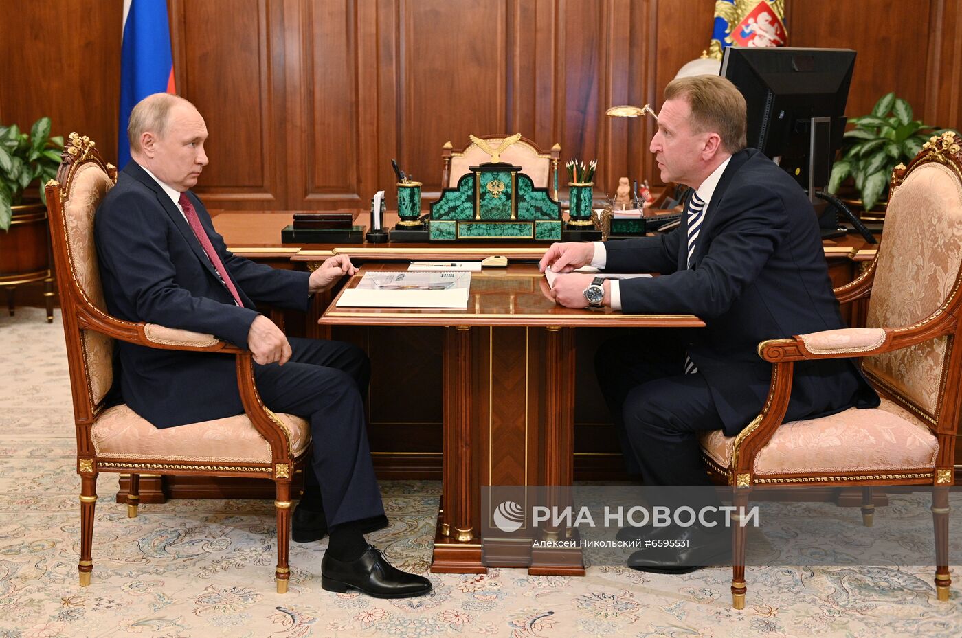 Президент РФ В. Путин встретился с председателем "ВЭБ.РФ" И. Шуваловым
