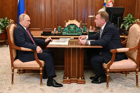 Президент РФ В. Путин встретился с председателем "ВЭБ.РФ" И. Шуваловым
