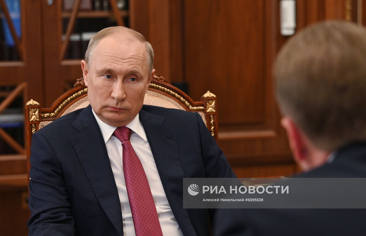Президент РФ В. Путин встретился с председателем "ВЭБ.РФ" И. Шуваловым