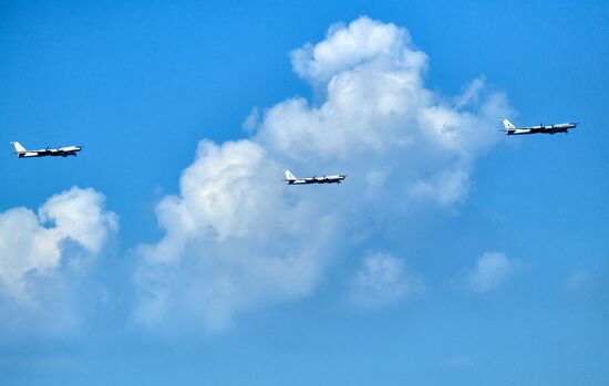 Репетиция воздушной части парада ко Дню ВМФ