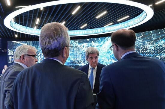Встреча вице-премьера Д. Чернышенко и спецпосланника президента США по климату Дж. Керри 