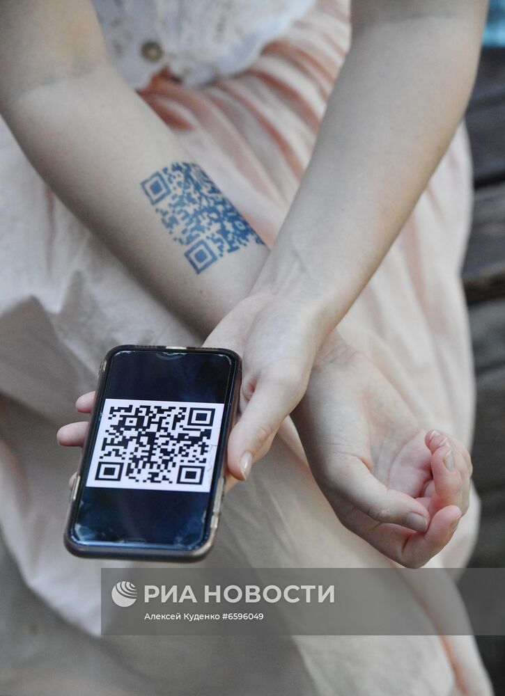 Временные татуировки с QR-кодами появились в Москве 