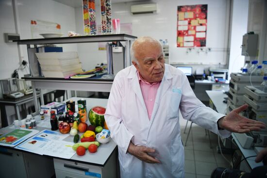 В. Жириновский посетил Федеральный исследовательский центр питания и биотехнологии