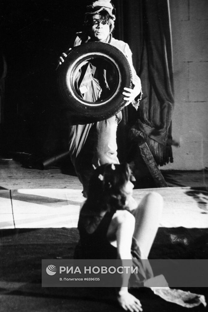 Сцена из спектакля "Каникулы Пизанской башни"