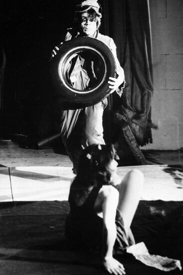 Сцена из спектакля "Каникулы Пизанской башни"