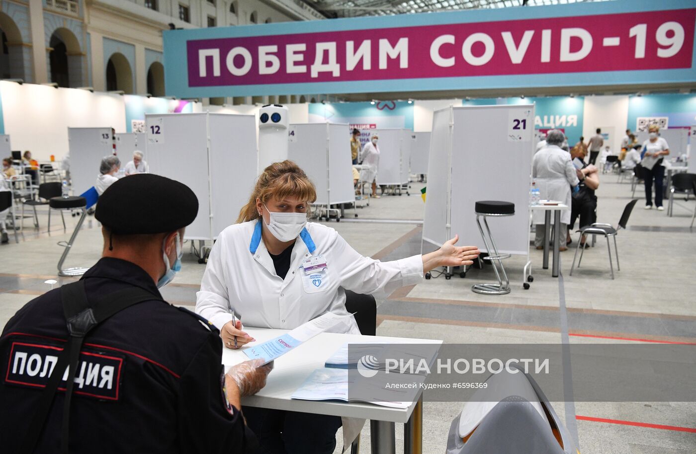 Вакцинация солисток группы Soprano Турецкого в Гостином дворе