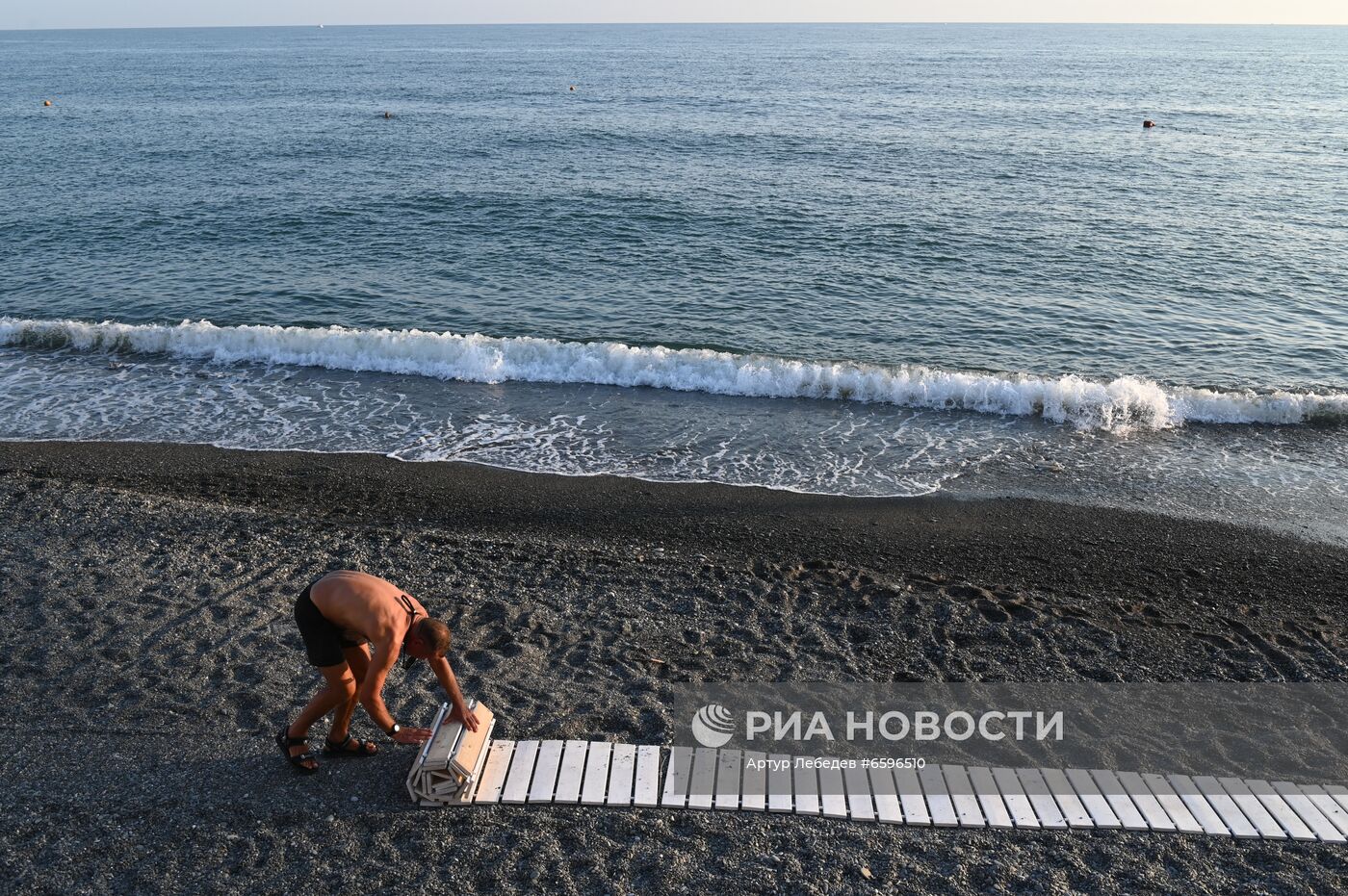 В Сочи открыт первый свободный от Covid-19 пляж