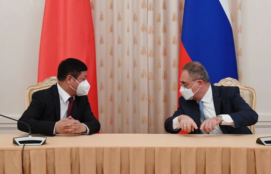 Мероприятия по случаю подписания договора о сотрудничестве между Россией и Китаем 