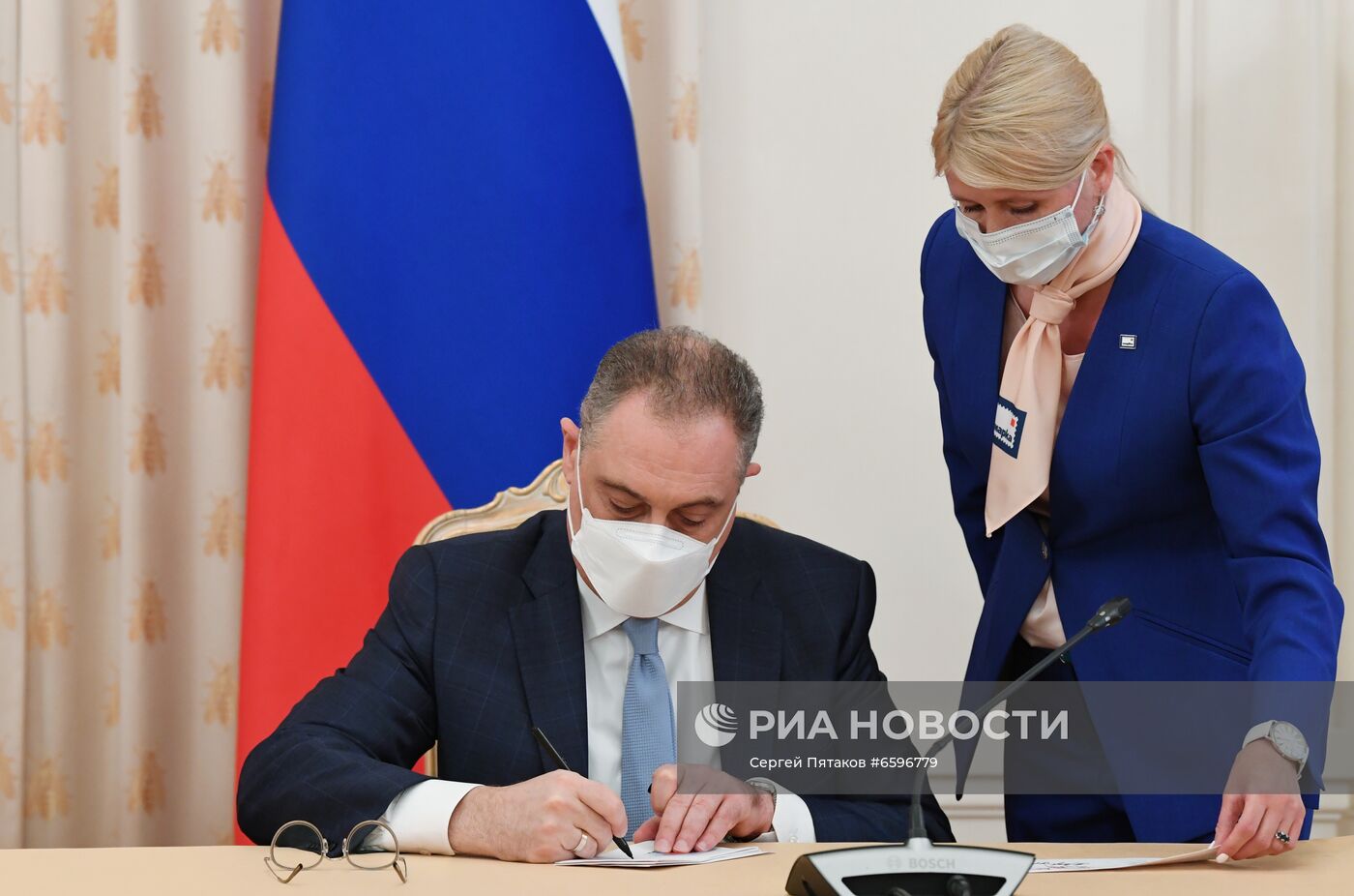 Мероприятия по случаю подписания договора о сотрудничестве между Россией и Китаем 
