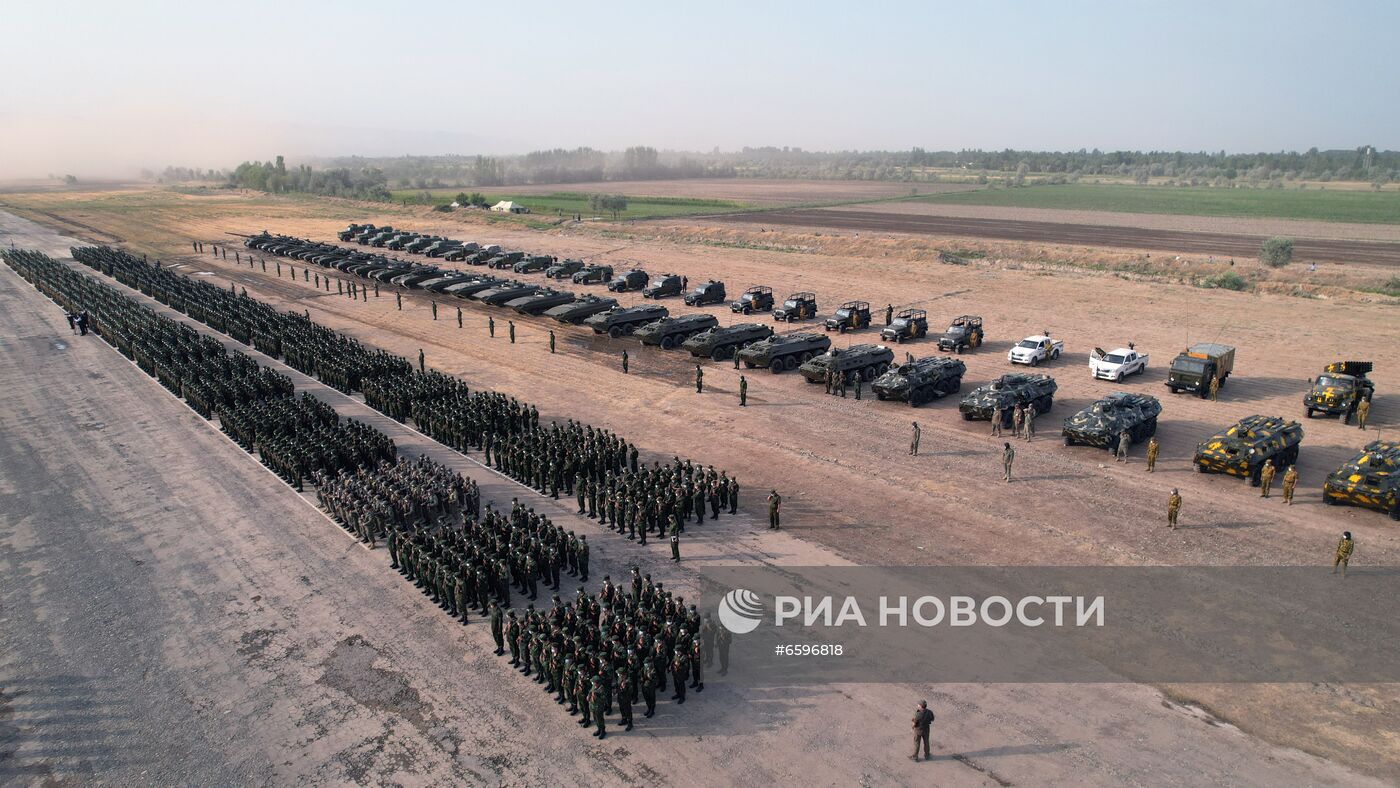 Военный парад на границе Таджикистана с Афганистаном