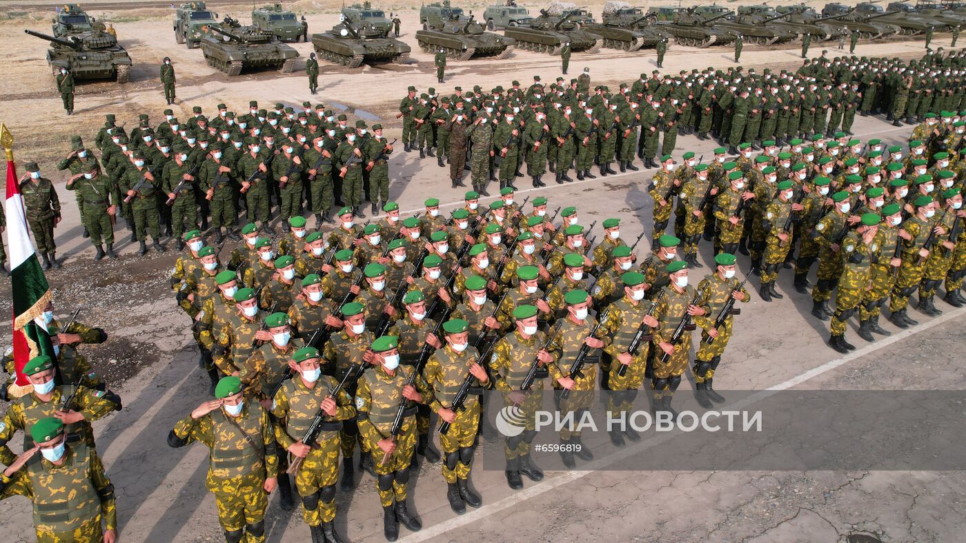 Военный парад на границе Таджикистана с Афганистаном