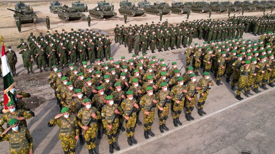 Военный парад на границе Таджикистана с Афганистаном