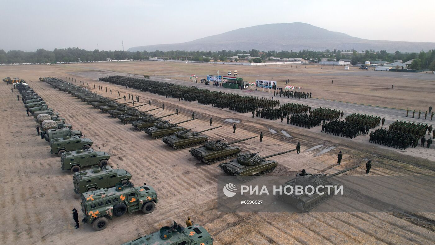 Военный парад на границе Таджикистана с Афганистаном | РИА Новости Медиабанк