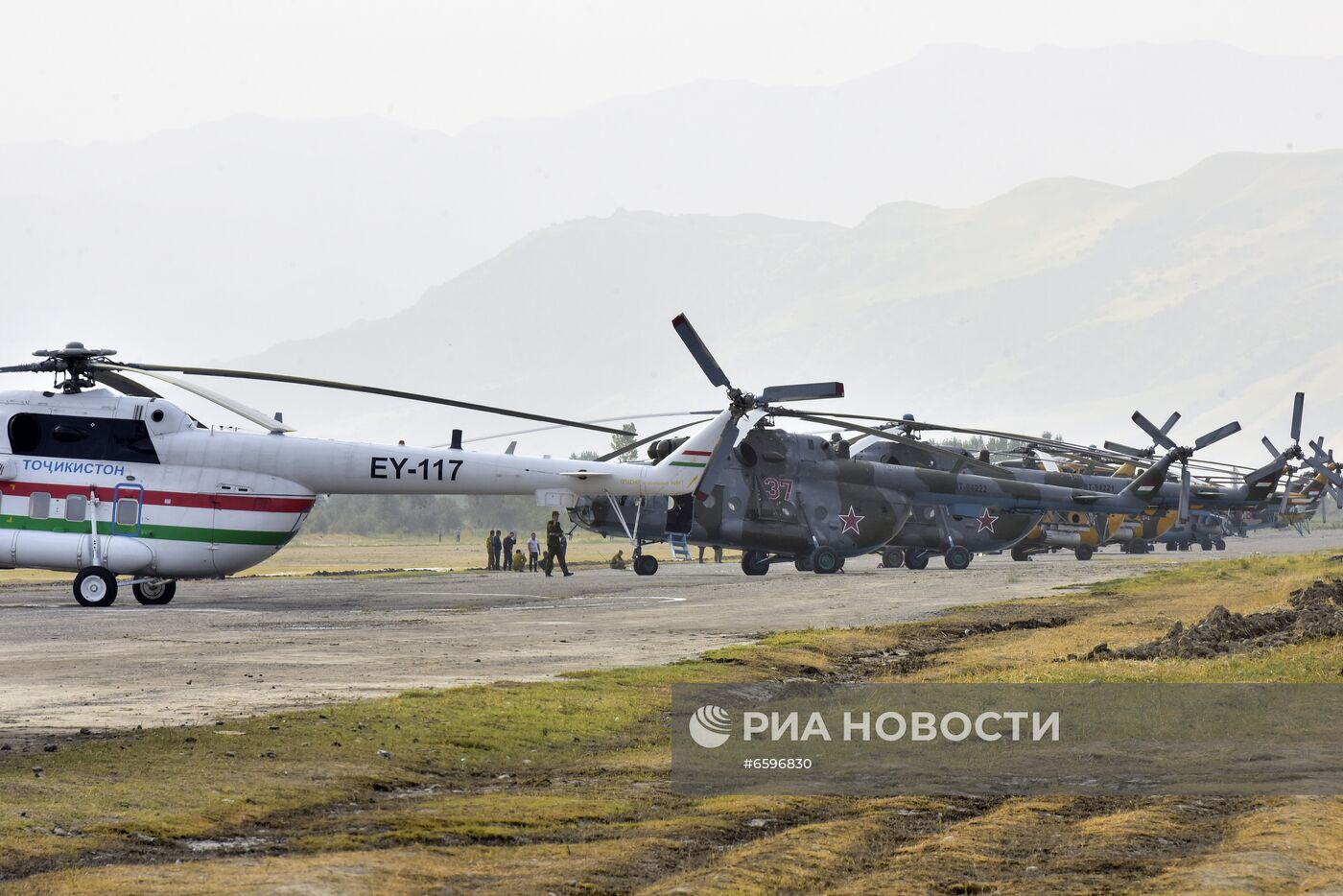 Военный парад на границе Таджикистана с Афганистаном