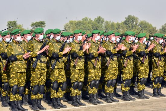 Военный парад на границе Таджикистана с Афганистаном