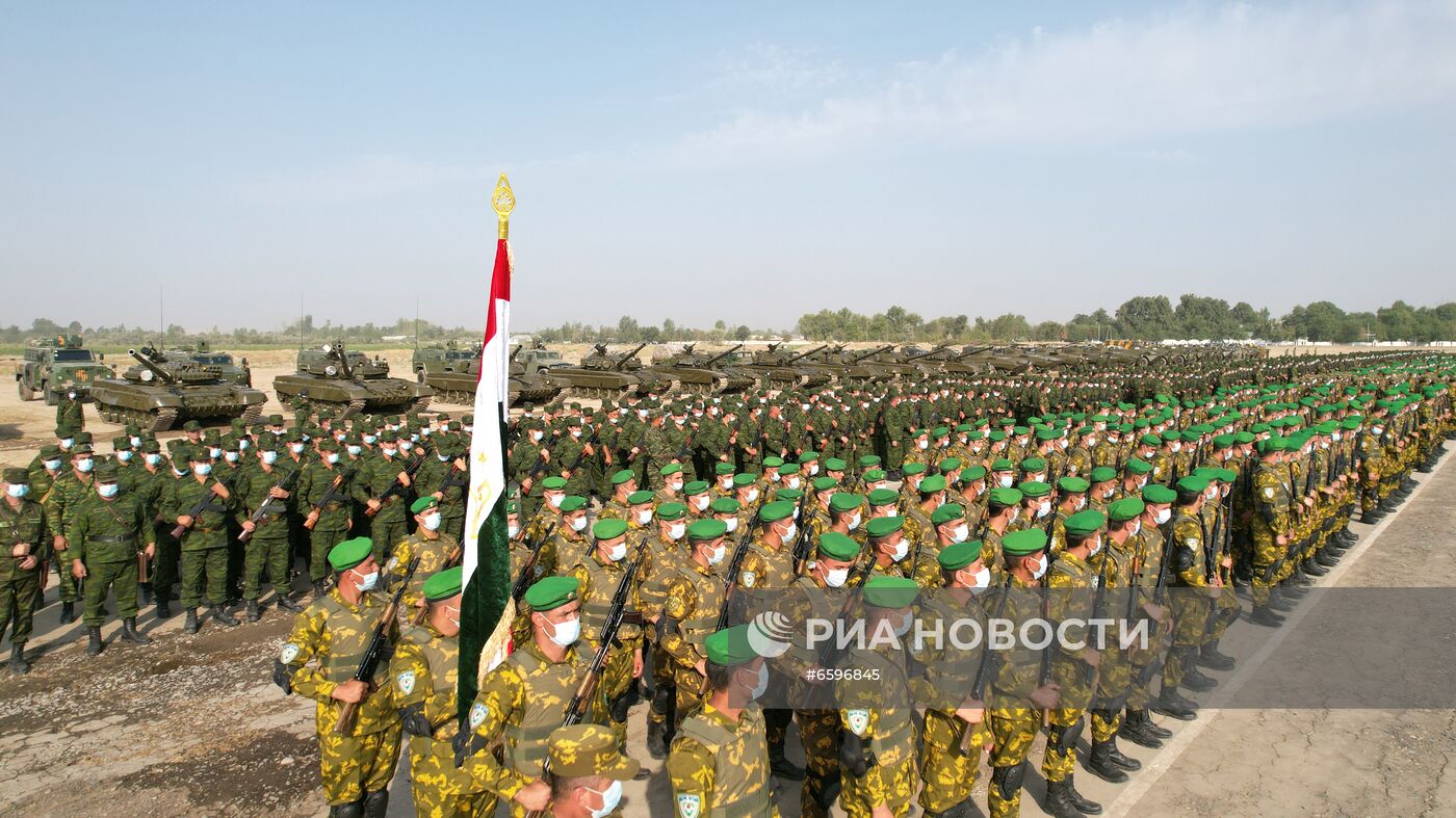 Военный парад на границе Таджикистана с Афганистаном