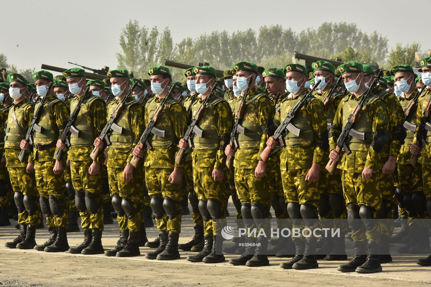 Военный парад на границе Таджикистана с Афганистаном