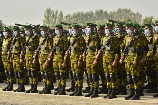 Военный парад на границе Таджикистана с Афганистаном