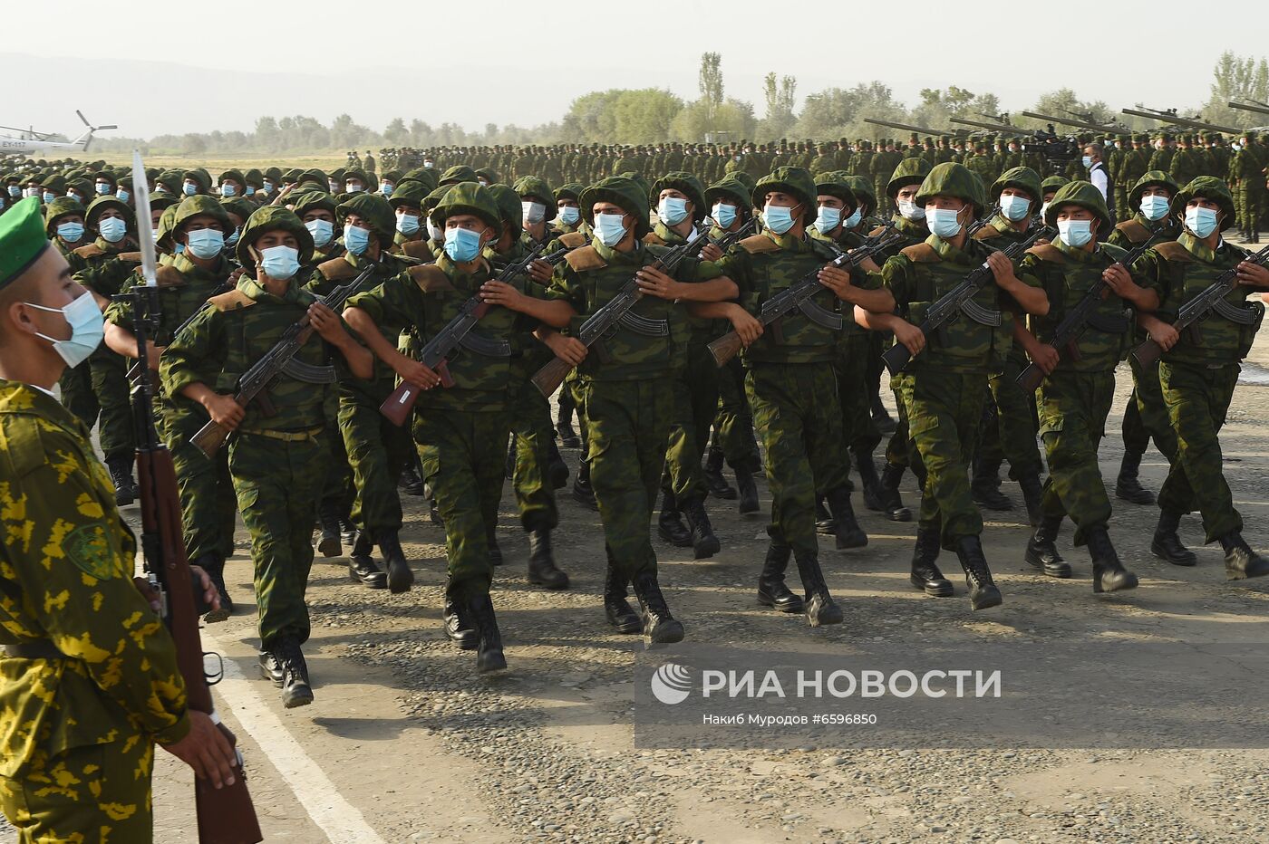 Военный парад на границе Таджикистана с Афганистаном