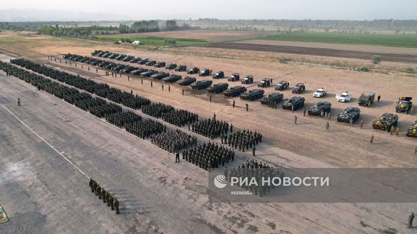 Военный парад на границе Таджикистана с Афганистаном