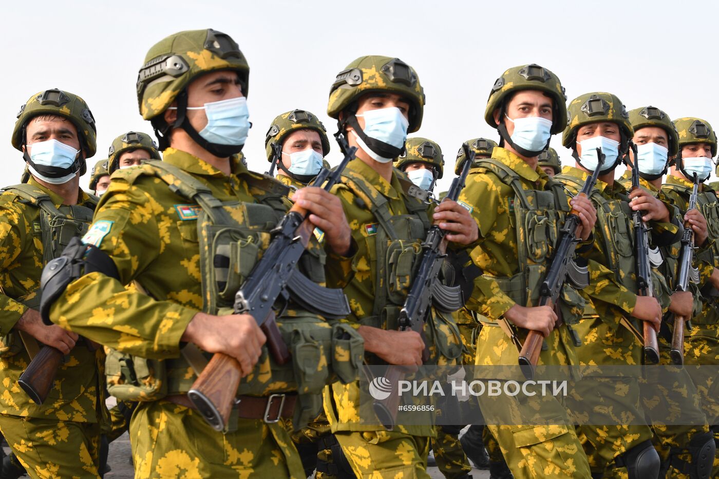 Военный парад на границе Таджикистана с Афганистаном