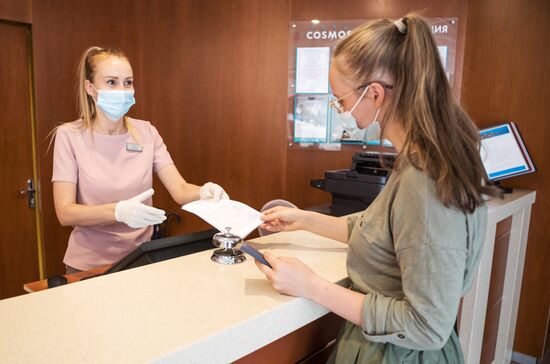 Проверка ПЦР-тестов и прививок при заселении в гостиницы Карелии