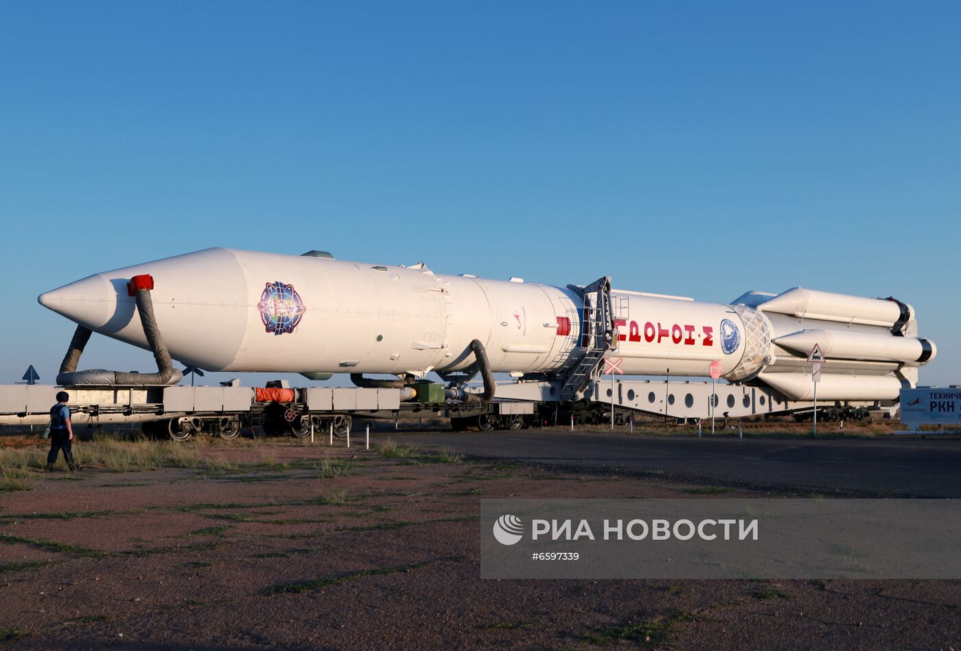 Вывоз на стартовый комплекс космодрома Байконур ракеты-носителя "Протон-М"