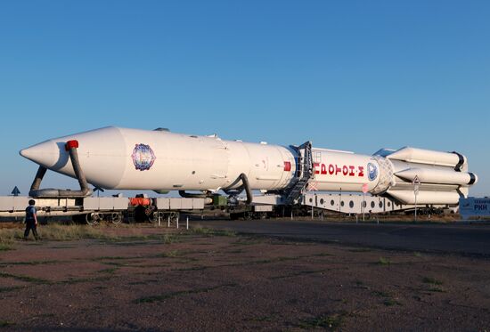 Вывоз на стартовый комплекс космодрома Байконур ракеты-носителя "Протон-М"