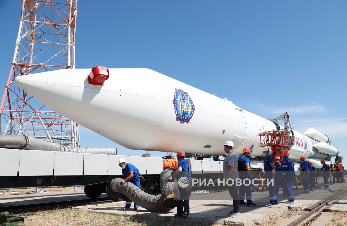 Вывоз на стартовый комплекс космодрома Байконур ракеты-носителя "Протон-М"