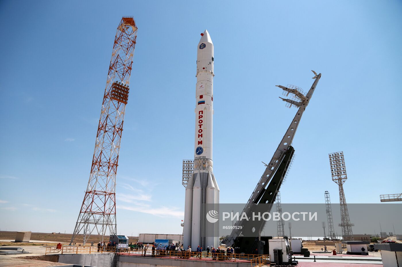 Вывоз на стартовый комплекс космодрома Байконур ракеты-носителя "Протон-М"