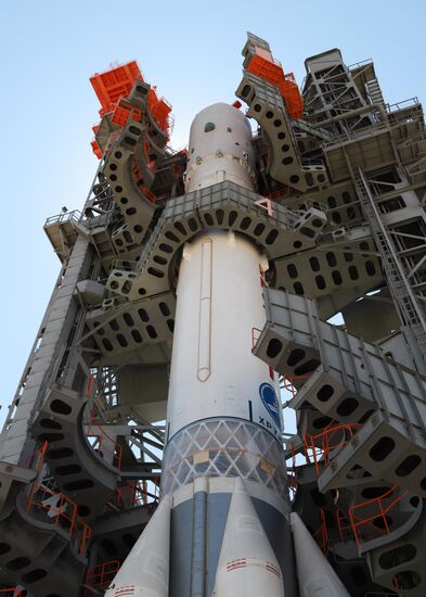 Вывоз на стартовый комплекс космодрома Байконур ракеты-носителя "Протон-М"