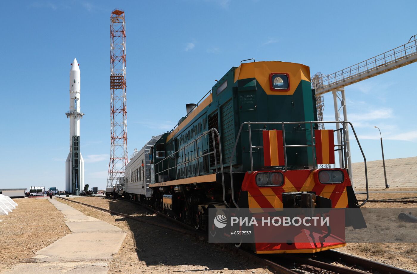 Вывоз на стартовый комплекс космодрома Байконур ракеты-носителя "Протон-М"