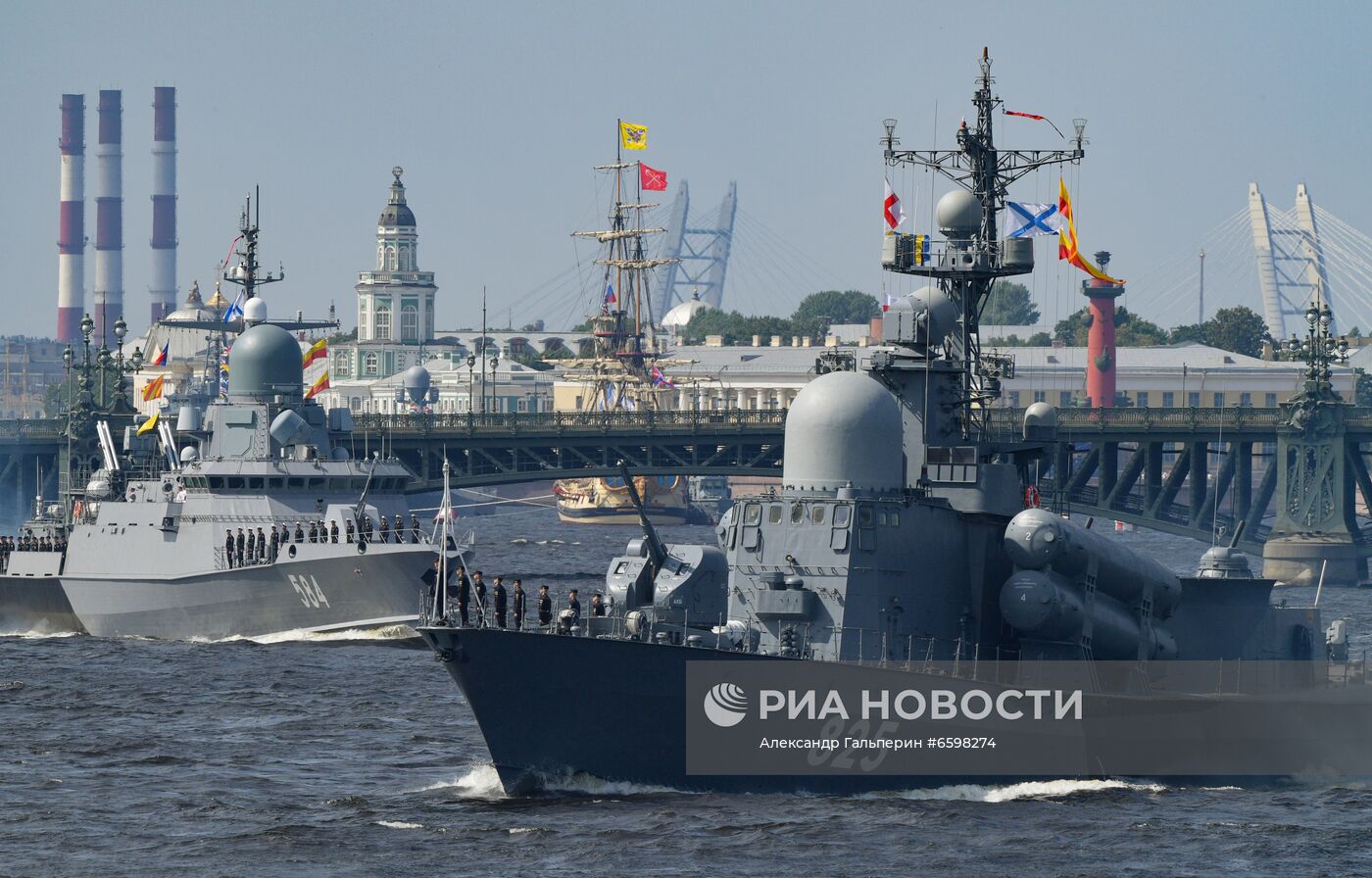 Репетиция парада ко Дню ВМФ в Санкт-Петербурге