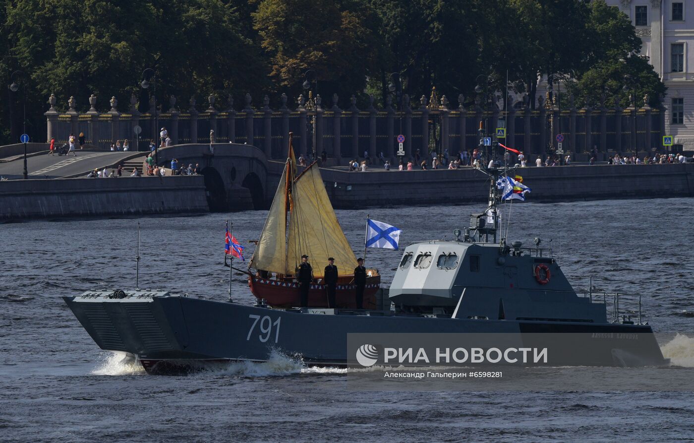 Репетиция парада ко Дню ВМФ в Санкт-Петербурге