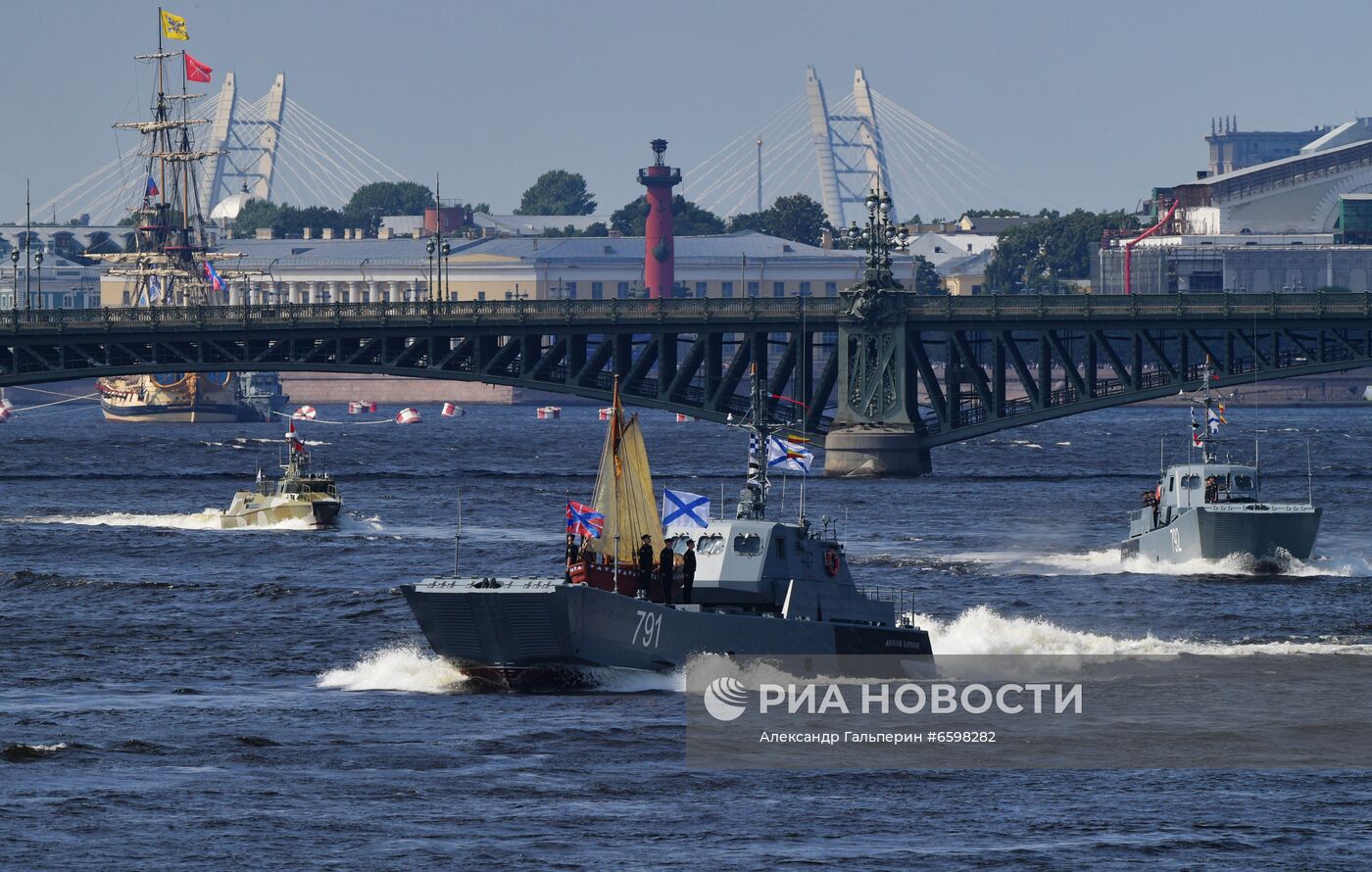 Репетиция парада ко Дню ВМФ в Санкт-Петербурге