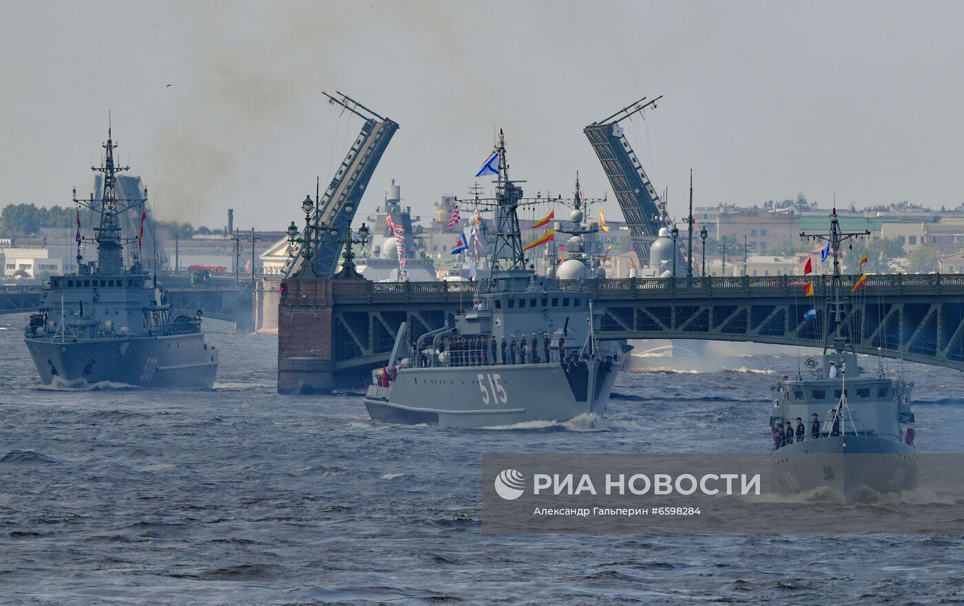 Репетиция парада ко Дню ВМФ в Санкт-Петербурге