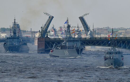 Репетиция парада ко Дню ВМФ в Санкт-Петербурге