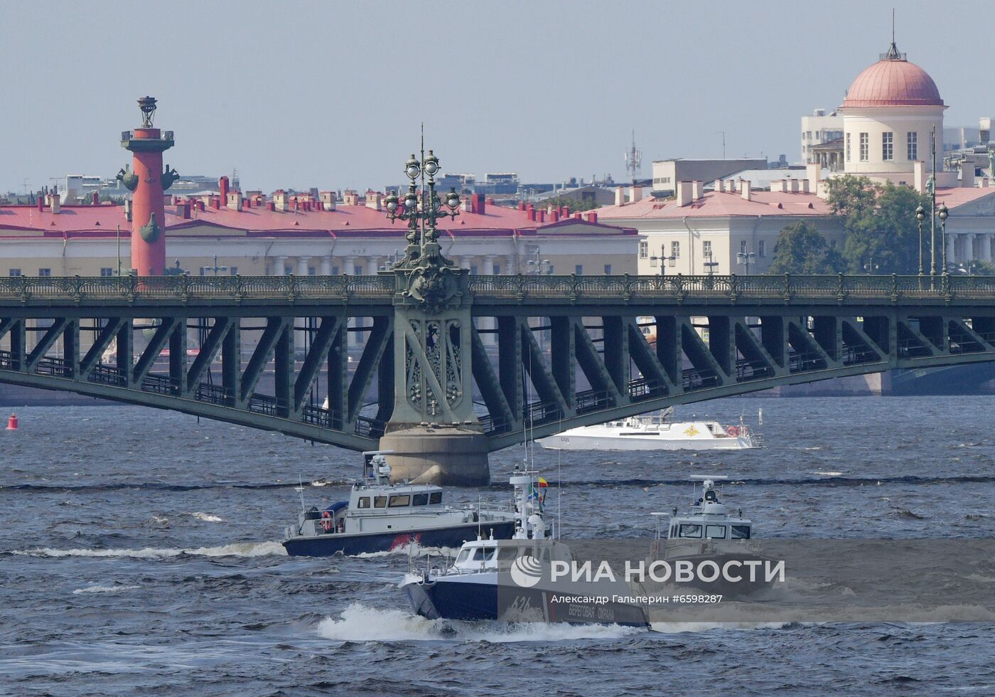 Репетиция парада ко Дню ВМФ в Санкт-Петербурге