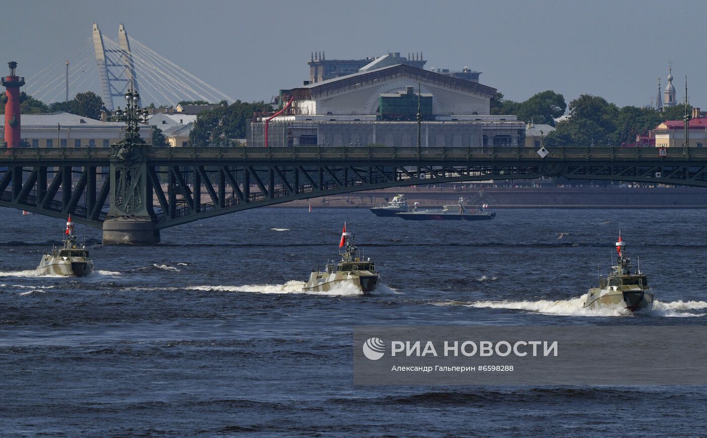 Репетиция парада ко Дню ВМФ в Санкт-Петербурге