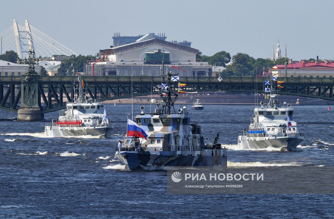 Репетиция парада ко Дню ВМФ в Санкт-Петербурге