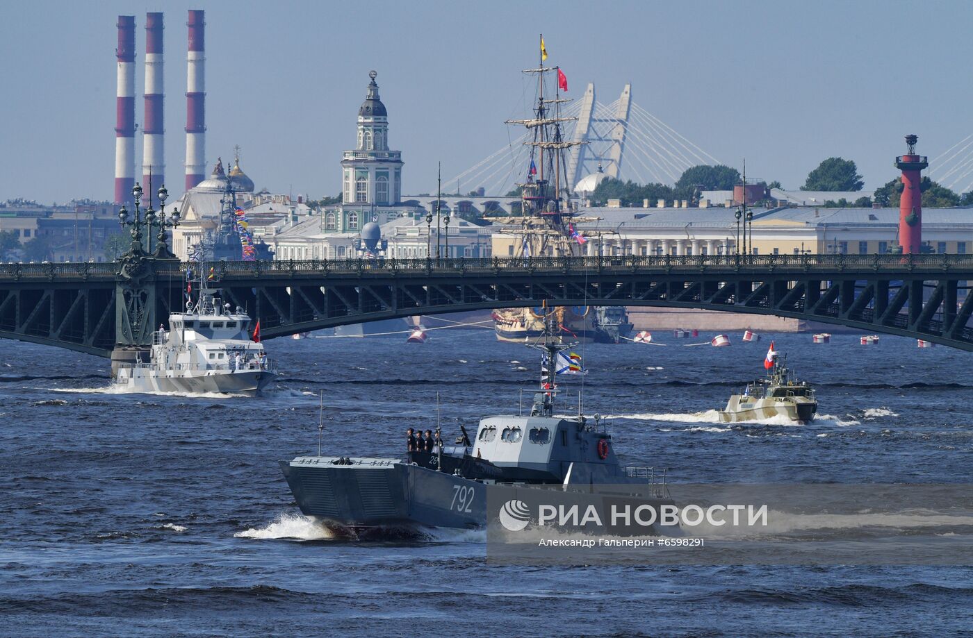 Репетиция парада ко Дню ВМФ в Санкт-Петербурге