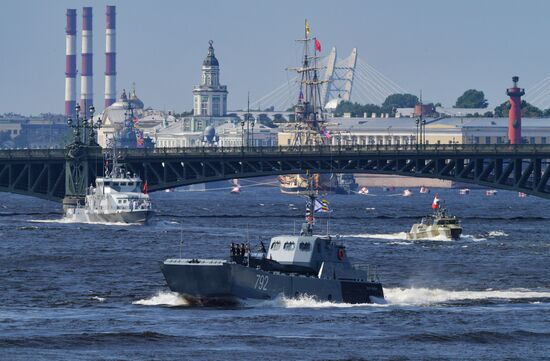 Репетиция парада ко Дню ВМФ в Санкт-Петербурге