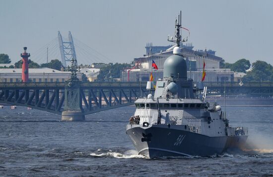 Репетиция парада ко Дню ВМФ в Санкт-Петербурге