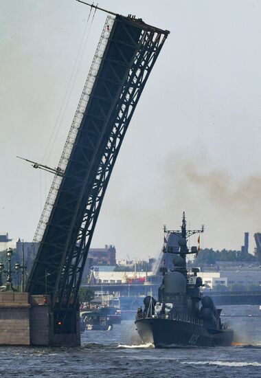 Репетиция парада ко Дню ВМФ в Санкт-Петербурге