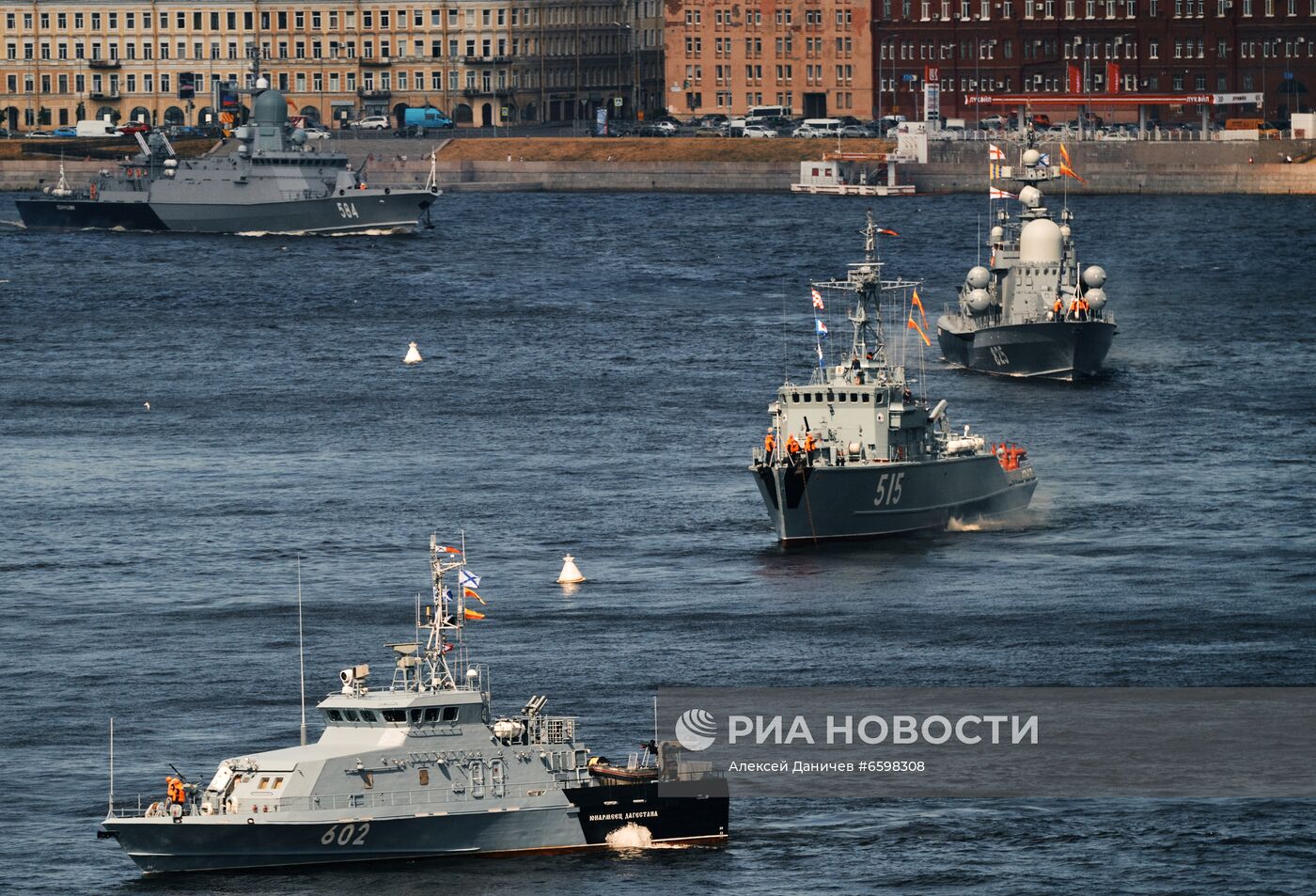 Репетиция парада ко Дню ВМФ в Санкт-Петербурге